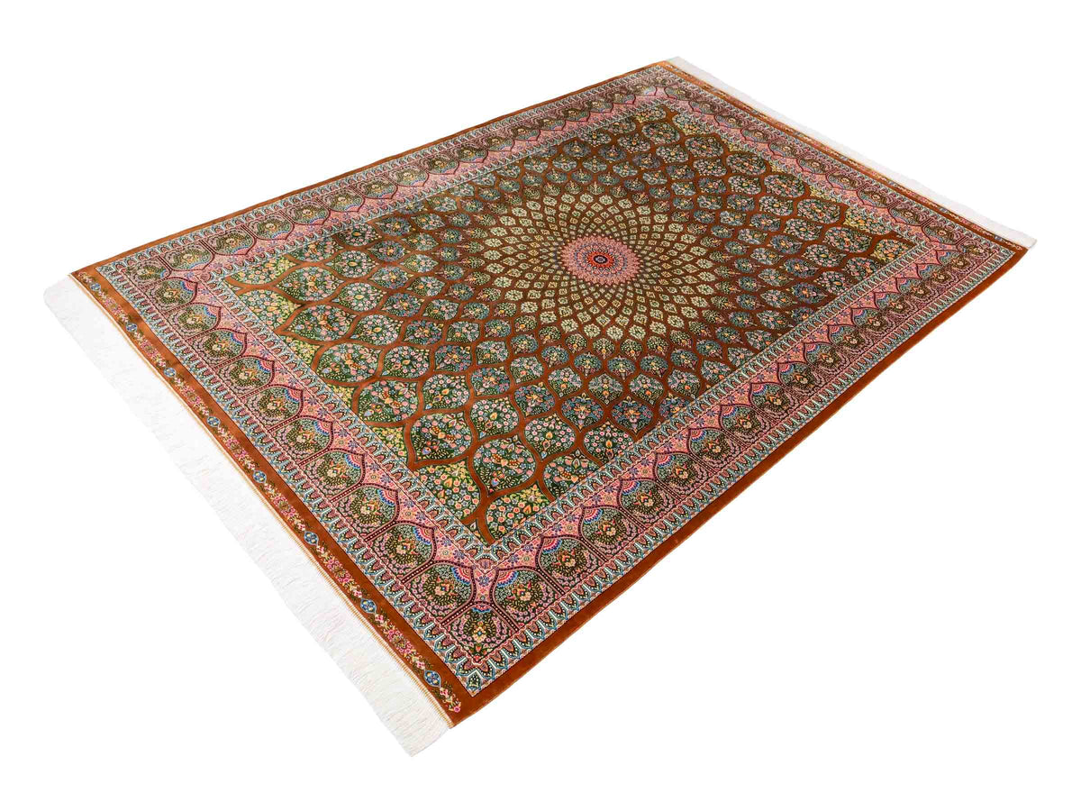 Ghom Maschinenteppich "Goshasp" 225 x 150 cm, mit Medaillon, aus pflanzlicher Seide (Viskose), Braun-Grün. Teppichnummer: V40WN338H. Persian Luxury Collection by Khademi. Made in Iran / Persia – Vertrieb durch JUPITER Intl.