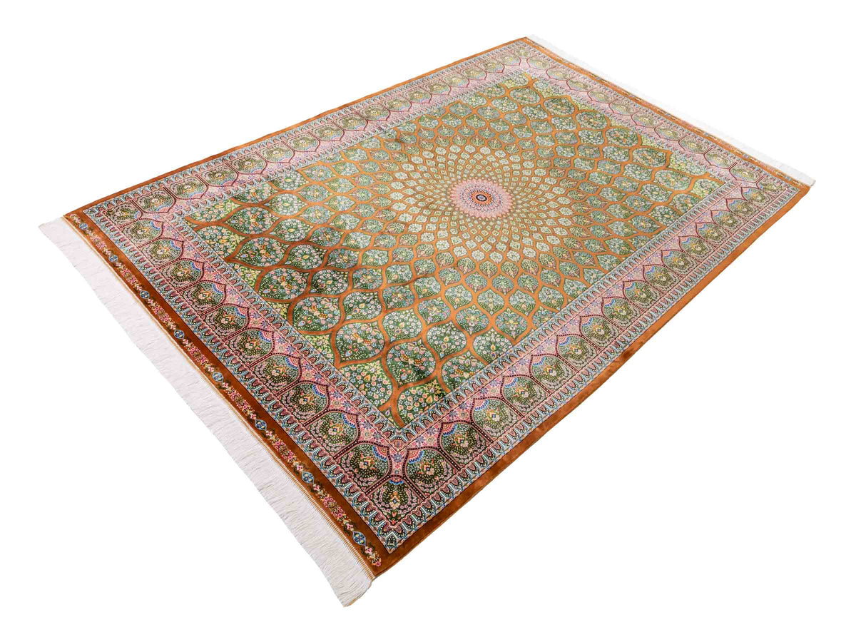 Ghom Maschinenteppich "Goshasp" 225 x 150 cm, mit Medaillon, aus pflanzlicher Seide (Viskose), Braun-Grün. Teppichnummer: V40WN338H. Persian Luxury Collection by Khademi. Made in Iran / Persia – Vertrieb durch JUPITER Intl.