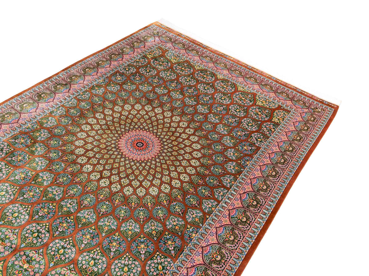 Ghom Maschinenteppich "Goshasp" 225 x 150 cm, mit Medaillon, aus pflanzlicher Seide (Viskose), Braun-Grün. Teppichnummer: V40WN338H. Persian Luxury Collection by Khademi. Made in Iran / Persia – Vertrieb durch JUPITER Intl.