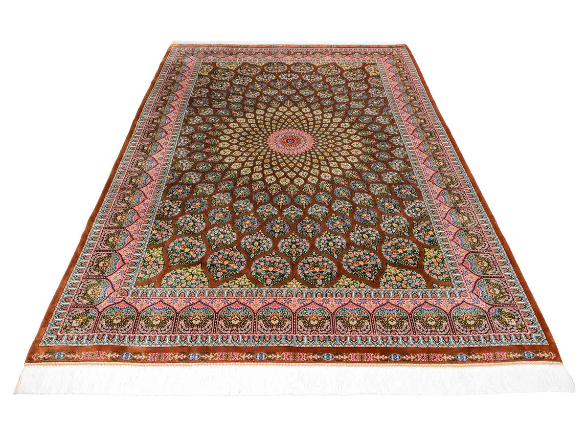 Ghom Maschinenteppich "Goshasp" 225 x 150 cm, mit Medaillon, aus pflanzlicher Seide (Viskose), Braun-Grün. Teppichnummer: V40WN338H. Persian Luxury Collection by Khademi. Made in Iran / Persia – Vertrieb durch JUPITER Intl.