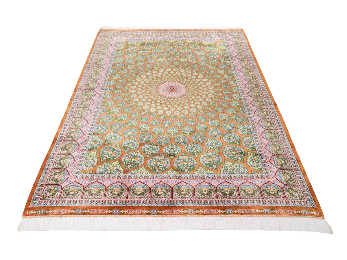 Ghom Maschinenteppich "Goshasp" 225 x 150 cm, mit Medaillon, aus pflanzlicher Seide (Viskose), Braun-Grün. Teppichnummer: V40WN338H. Persian Luxury Collection by Khademi. Made in Iran / Persia – Vertrieb durch JUPITER Intl.