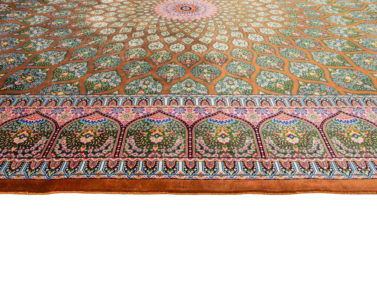 Ghom Maschinenteppich "Goshasp" 225 x 150 cm, mit Medaillon, aus pflanzlicher Seide (Viskose), Braun-Grün. Teppichnummer: V40WN338H. Persian Luxury Collection by Khademi. Made in Iran / Persia – Vertrieb durch JUPITER Intl.
