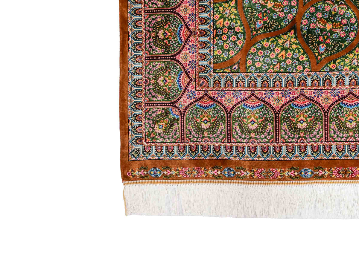 Ghom Maschinenteppich "Goshasp" 225 x 150 cm, mit Medaillon, aus pflanzlicher Seide (Viskose), Braun-Grün. Teppichnummer: V40WN338H. Persian Luxury Collection by Khademi. Made in Iran / Persia – Vertrieb durch JUPITER Intl.