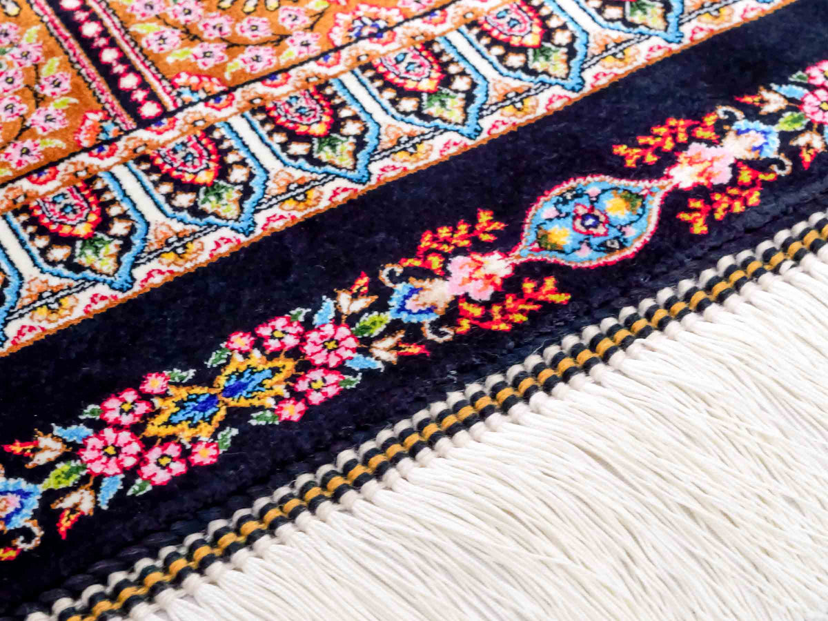 Ghom Maschinenteppich "Goshasp" 225 x 150 cm, mit Medaillon, aus pflanzlicher Seide (Viskose), Schwarz-Braun. Teppichnummer: V40BB338H. Persian Luxury Collection by Khademi. Made in Iran / Persia – Vertrieb durch JUPITER Intl.