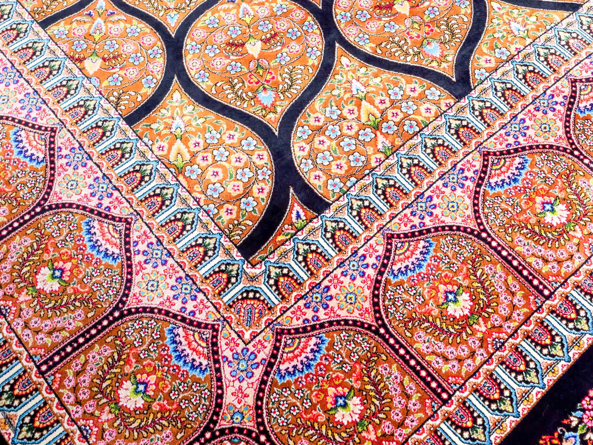 Ghom Maschinenteppich "Goshasp" 225 x 150 cm, mit Medaillon, aus pflanzlicher Seide (Viskose), Schwarz-Braun. Teppichnummer: V40BB338H. Persian Luxury Collection by Khademi. Made in Iran / Persia – Vertrieb durch JUPITER Intl.