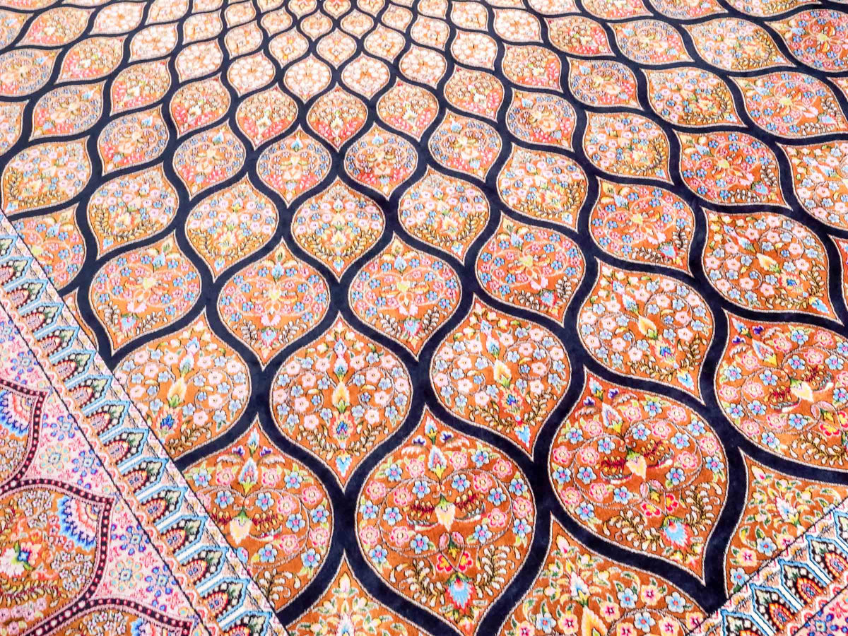 Ghom Maschinenteppich "Goshasp" 225 x 150 cm, mit Medaillon, aus pflanzlicher Seide (Viskose), Schwarz-Braun. Teppichnummer: V40BB338H. Persian Luxury Collection by Khademi. Made in Iran / Persia – Vertrieb durch JUPITER Intl.