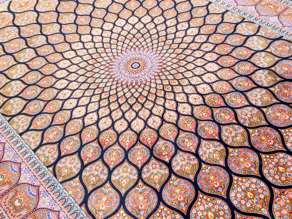 Ghom Maschinenteppich "Goshasp" 225 x 150 cm, mit Medaillon, aus pflanzlicher Seide (Viskose), Schwarz-Braun. Teppichnummer: V40BB338H. Persian Luxury Collection by Khademi. Made in Iran / Persia – Vertrieb durch JUPITER Intl.