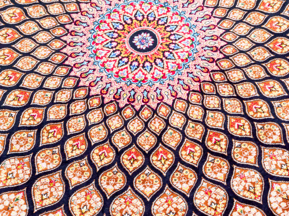 Ghom Maschinenteppich "Goshasp" 225 x 150 cm, mit Medaillon, aus pflanzlicher Seide (Viskose), Schwarz-Braun. Teppichnummer: V40BB338H. Persian Luxury Collection by Khademi. Made in Iran / Persia – Vertrieb durch JUPITER Intl.