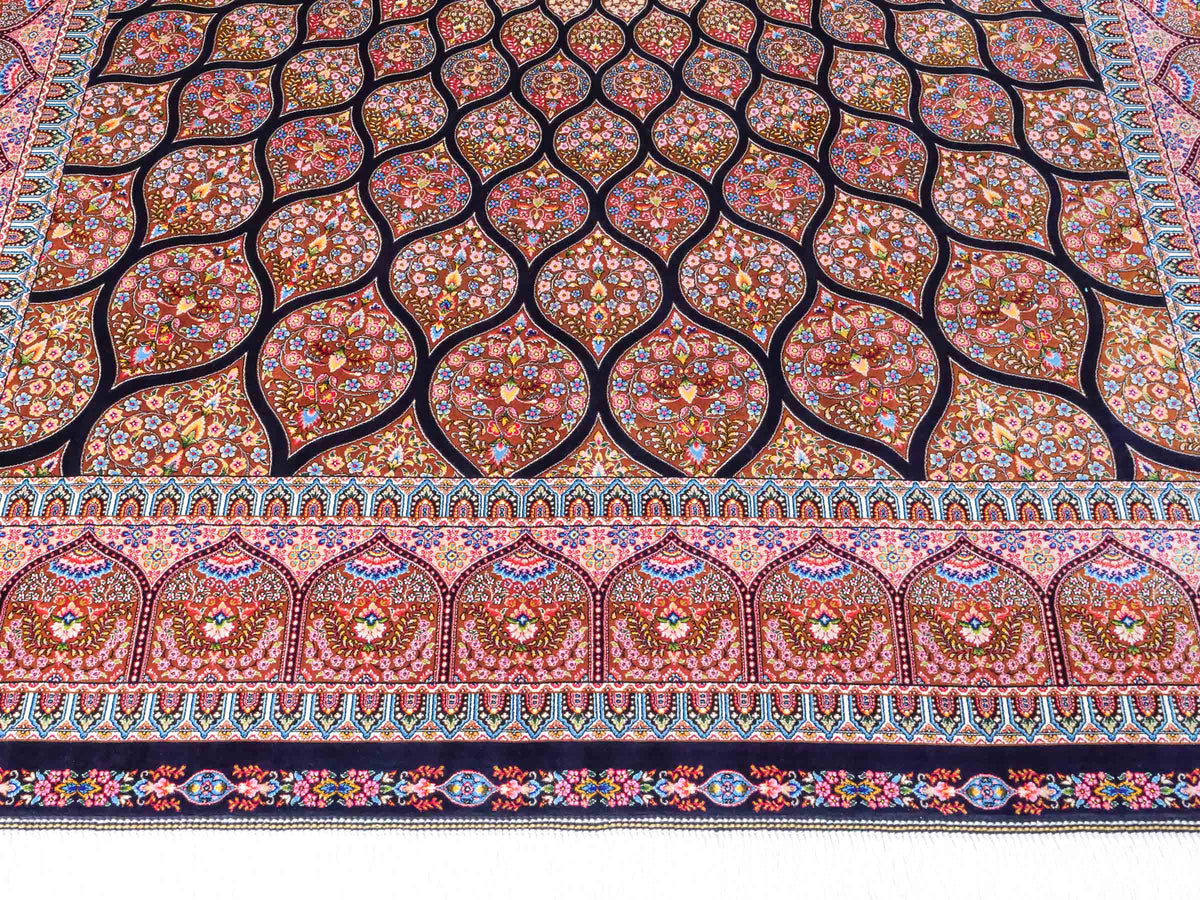 Ghom Maschinenteppich "Goshasp" 225 x 150 cm, mit Medaillon, aus pflanzlicher Seide (Viskose), Schwarz-Braun. Teppichnummer: V40BB338H. Persian Luxury Collection by Khademi. Made in Iran / Persia – Vertrieb durch JUPITER Intl.