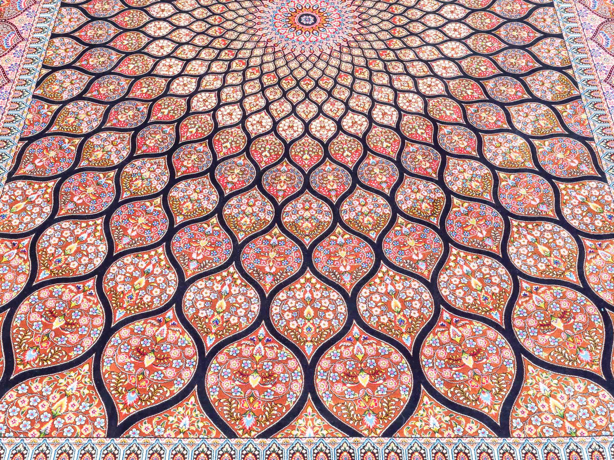 Ghom Maschinenteppich "Goshasp" 225 x 150 cm, mit Medaillon, aus pflanzlicher Seide (Viskose), Schwarz-Braun. Teppichnummer: V40BB338H. Persian Luxury Collection by Khademi. Made in Iran / Persia – Vertrieb durch JUPITER Intl.