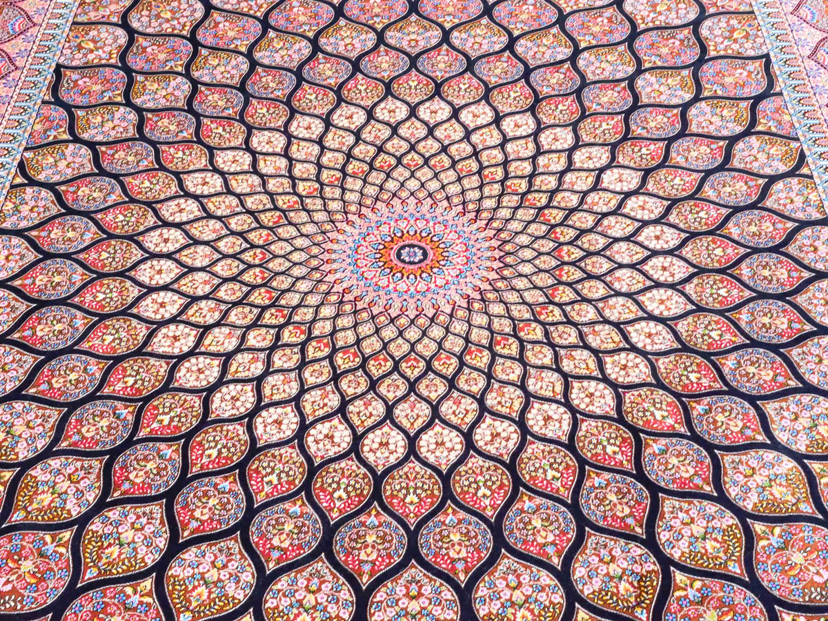 Ghom Maschinenteppich "Goshasp" 225 x 150 cm, mit Medaillon, aus pflanzlicher Seide (Viskose), Schwarz-Braun. Teppichnummer: V40BB338H. Persian Luxury Collection by Khademi. Made in Iran / Persia – Vertrieb durch JUPITER Intl.