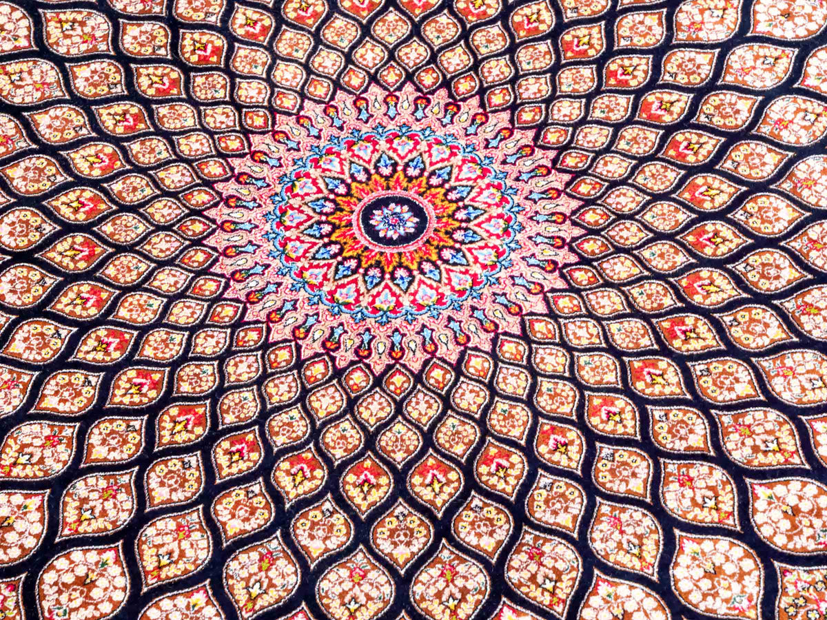 Ghom Maschinenteppich "Goshasp" 225 x 150 cm, mit Medaillon, aus pflanzlicher Seide (Viskose), Schwarz-Braun. Teppichnummer: V40BB338H. Persian Luxury Collection by Khademi. Made in Iran / Persia – Vertrieb durch JUPITER Intl.