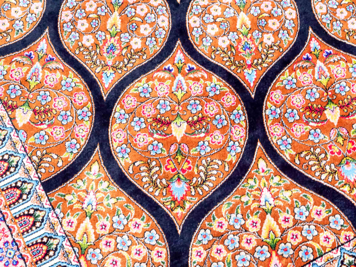 Ghom Maschinenteppich "Goshasp" 225 x 150 cm, mit Medaillon, aus pflanzlicher Seide (Viskose), Schwarz-Braun. Teppichnummer: V40BB338H. Persian Luxury Collection by Khademi. Made in Iran / Persia – Vertrieb durch JUPITER Intl.