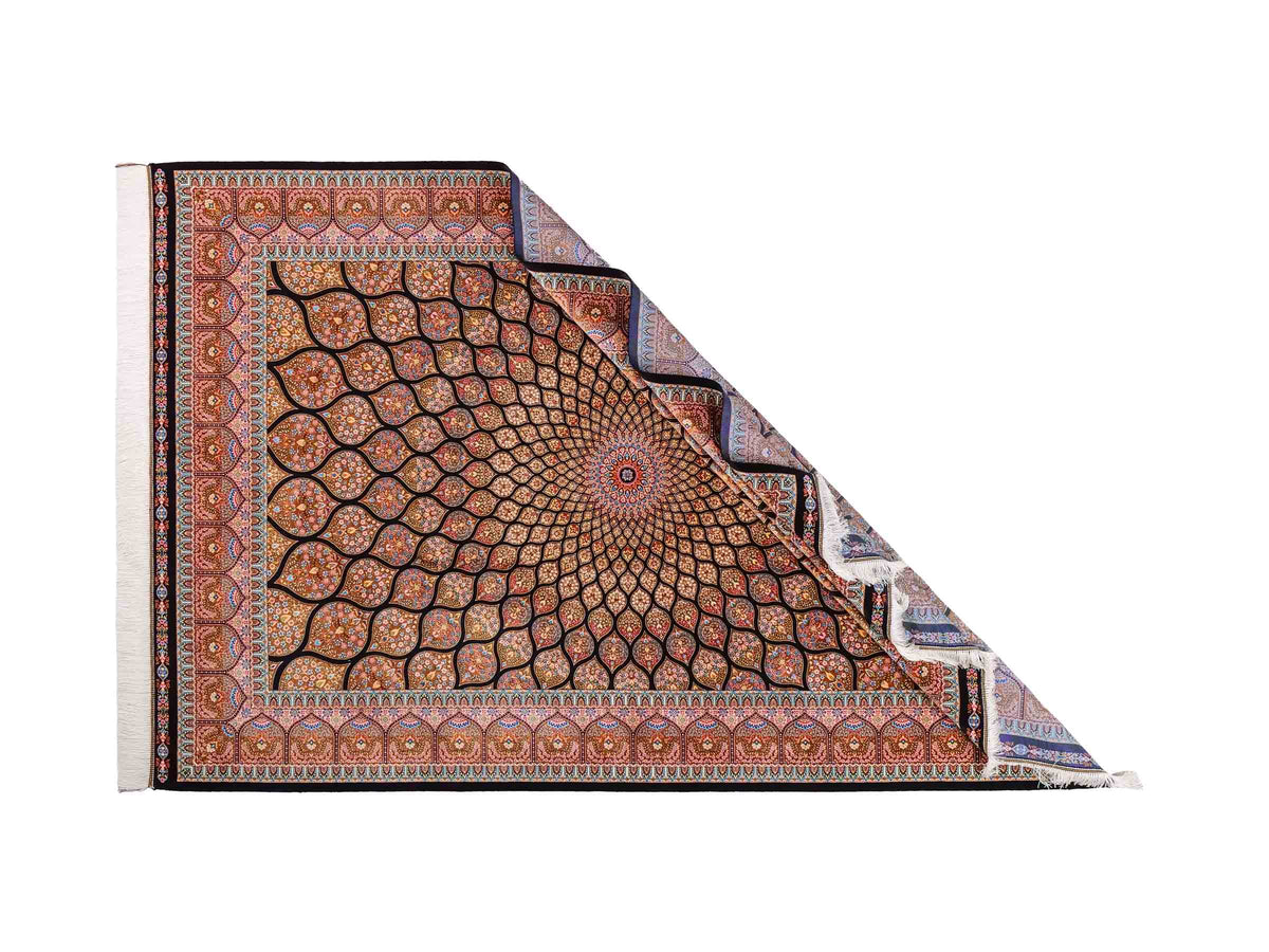 Ghom Maschinenteppich "Goshasp" 225 x 150 cm, mit Medaillon, aus pflanzlicher Seide (Viskose), Schwarz-Braun. Teppichnummer: V40BB338H. Persian Luxury Collection by Khademi. Made in Iran / Persia – Vertrieb durch JUPITER Intl.