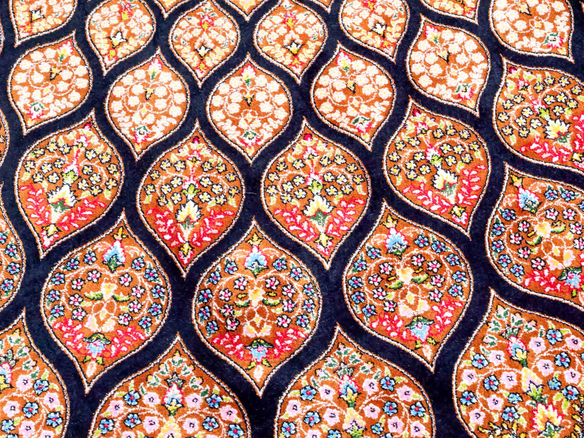 Ghom Maschinenteppich "Goshasp" 225 x 150 cm, mit Medaillon, aus pflanzlicher Seide (Viskose), Schwarz-Braun. Teppichnummer: V40BB338H. Persian Luxury Collection by Khademi. Made in Iran / Persia – Vertrieb durch JUPITER Intl.