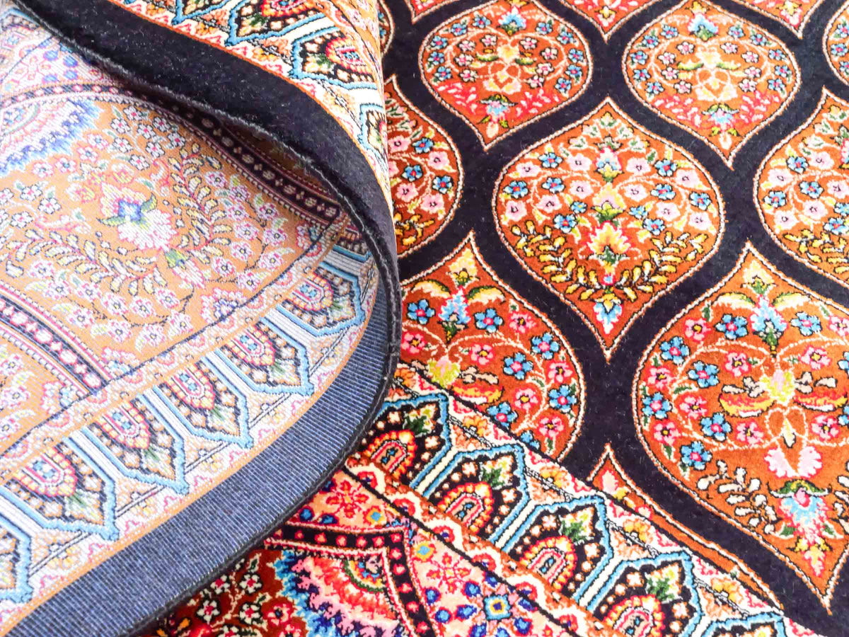 Ghom Maschinenteppich "Goshasp" 225 x 150 cm, mit Medaillon, aus pflanzlicher Seide (Viskose), Schwarz-Braun. Teppichnummer: V40BB338H. Persian Luxury Collection by Khademi. Made in Iran / Persia – Vertrieb durch JUPITER Intl.