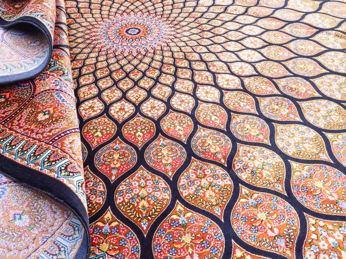Ghom Maschinenteppich "Goshasp" 225 x 150 cm, mit Medaillon, aus pflanzlicher Seide (Viskose), Schwarz-Braun. Teppichnummer: V40BB338H. Persian Luxury Collection by Khademi. Made in Iran / Persia – Vertrieb durch JUPITER Intl.
