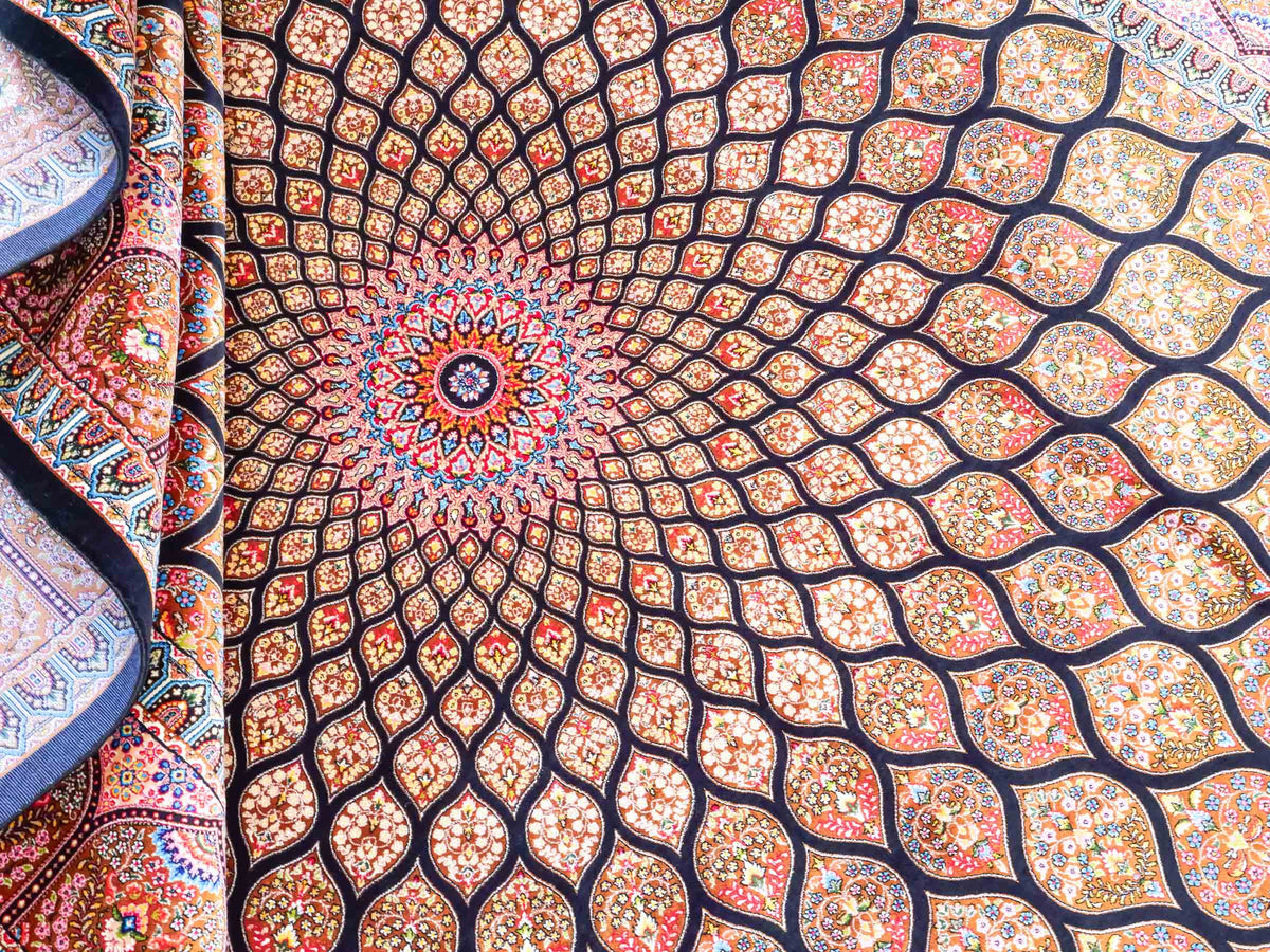 Ghom Maschinenteppich "Goshasp" 225 x 150 cm, mit Medaillon, aus pflanzlicher Seide (Viskose), Schwarz-Braun. Teppichnummer: V40BB338H. Persian Luxury Collection by Khademi. Made in Iran / Persia – Vertrieb durch JUPITER Intl.