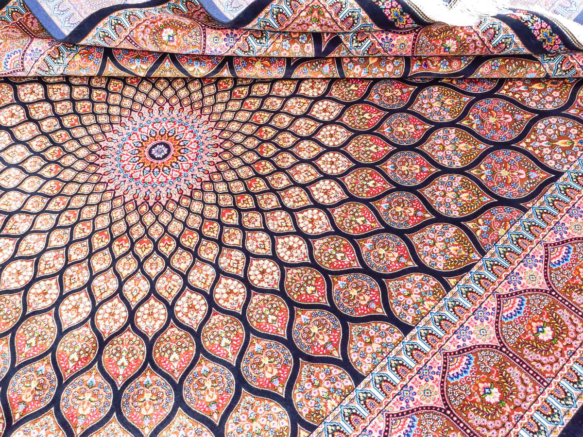 Ghom Maschinenteppich "Goshasp" 225 x 150 cm, mit Medaillon, aus pflanzlicher Seide (Viskose), Schwarz-Braun. Teppichnummer: V40BB338H. Persian Luxury Collection by Khademi. Made in Iran / Persia – Vertrieb durch JUPITER Intl.