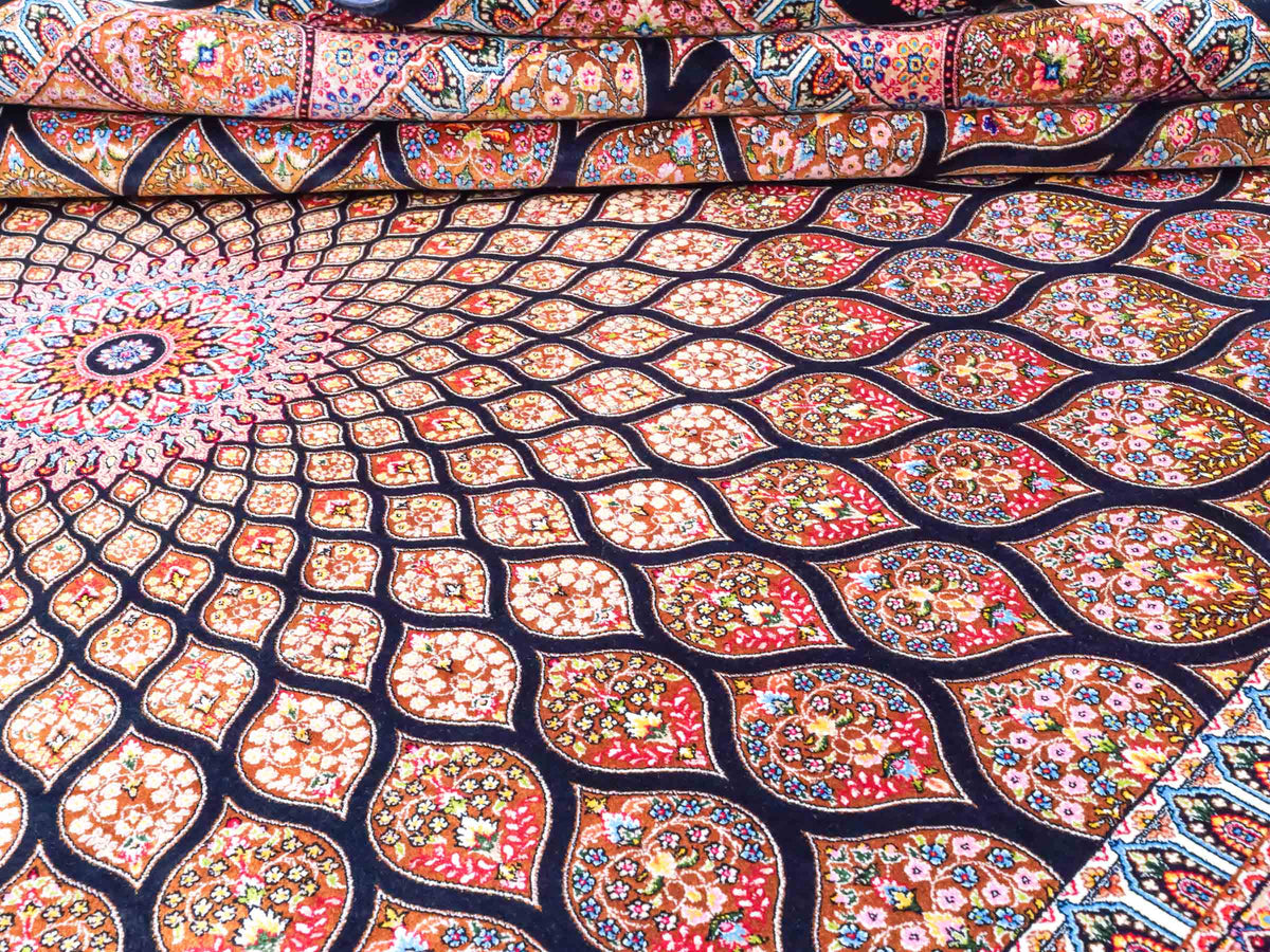 Ghom Maschinenteppich "Goshasp" 225 x 150 cm, mit Medaillon, aus pflanzlicher Seide (Viskose), Schwarz-Braun. Teppichnummer: V40BB338H. Persian Luxury Collection by Khademi. Made in Iran / Persia – Vertrieb durch JUPITER Intl.