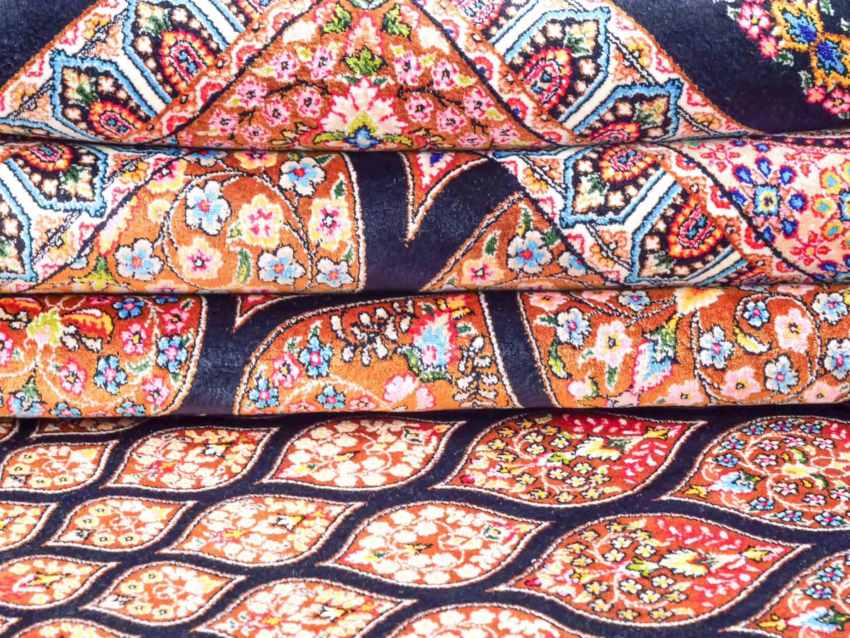 Ghom Maschinenteppich "Goshasp" 225 x 150 cm, mit Medaillon, aus pflanzlicher Seide (Viskose), Schwarz-Braun. Teppichnummer: V40BB338H. Persian Luxury Collection by Khademi. Made in Iran / Persia – Vertrieb durch JUPITER Intl.