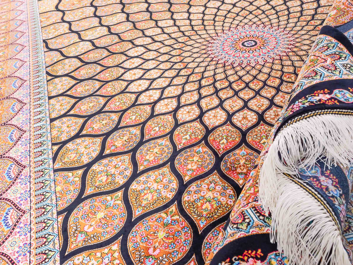 Ghom Maschinenteppich "Goshasp" 225 x 150 cm, mit Medaillon, aus pflanzlicher Seide (Viskose), Schwarz-Braun. Teppichnummer: V40BB338H. Persian Luxury Collection by Khademi. Made in Iran / Persia – Vertrieb durch JUPITER Intl.