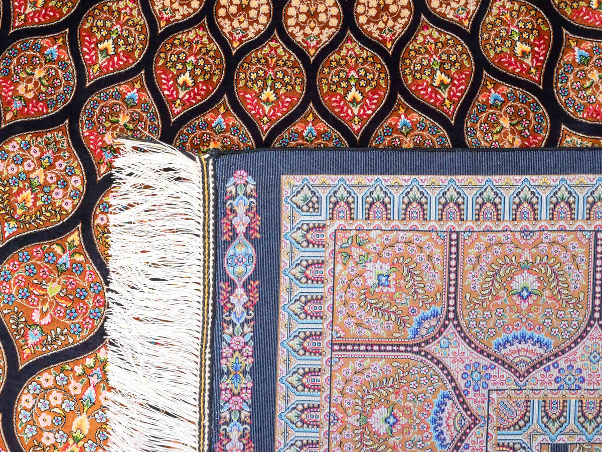 Ghom Maschinenteppich "Goshasp" 225 x 150 cm, mit Medaillon, aus pflanzlicher Seide (Viskose), Schwarz-Braun. Teppichnummer: V40BB338H. Persian Luxury Collection by Khademi. Made in Iran / Persia – Vertrieb durch JUPITER Intl.