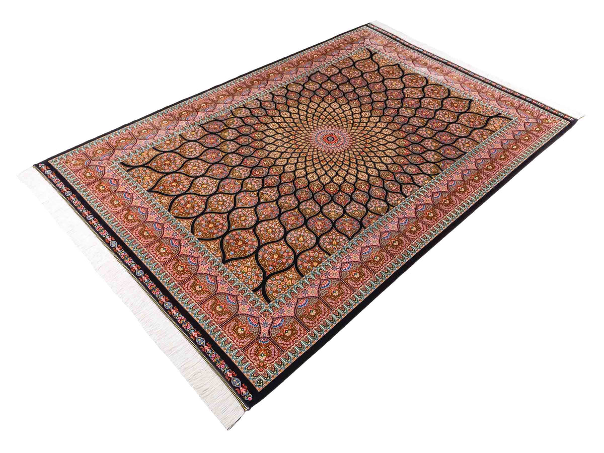 Ghom Maschinenteppich "Goshasp" 225 x 150 cm, mit Medaillon, aus pflanzlicher Seide (Viskose), Schwarz-Braun. Teppichnummer: V40BB338H. Persian Luxury Collection by Khademi. Made in Iran / Persia – Vertrieb durch JUPITER Intl.