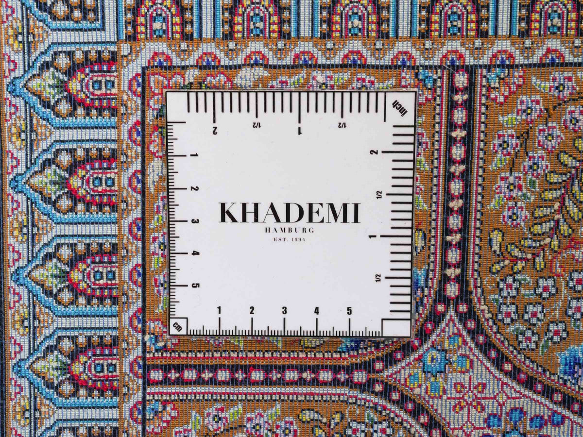 Ghom Maschinenteppich "Goshasp" 225 x 150 cm, mit Medaillon, aus pflanzlicher Seide (Viskose), Schwarz-Braun. Teppichnummer: V40BB338H. Persian Luxury Collection by Khademi. Made in Iran / Persia – Vertrieb durch JUPITER Intl.