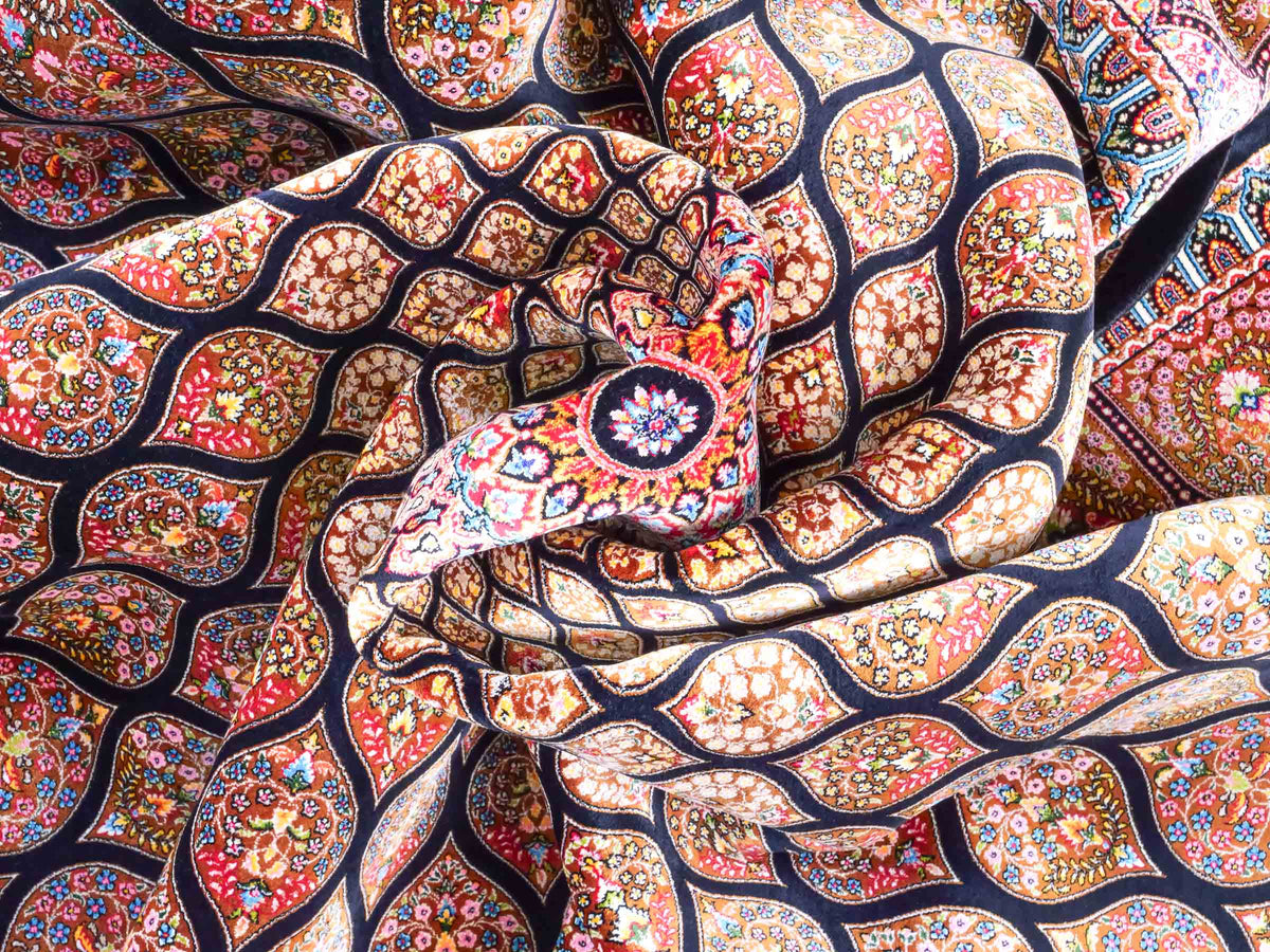 Ghom Maschinenteppich "Goshasp" 225 x 150 cm, mit Medaillon, aus pflanzlicher Seide (Viskose), Schwarz-Braun. Teppichnummer: V40BB338H. Persian Luxury Collection by Khademi. Made in Iran / Persia – Vertrieb durch JUPITER Intl.