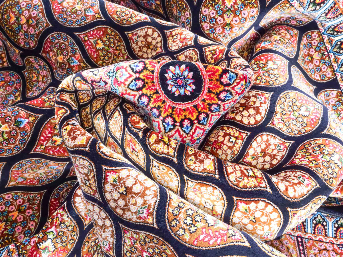 Ghom Maschinenteppich "Goshasp" 225 x 150 cm, mit Medaillon, aus pflanzlicher Seide (Viskose), Schwarz-Braun. Teppichnummer: V40BB338H. Persian Luxury Collection by Khademi. Made in Iran / Persia – Vertrieb durch JUPITER Intl.