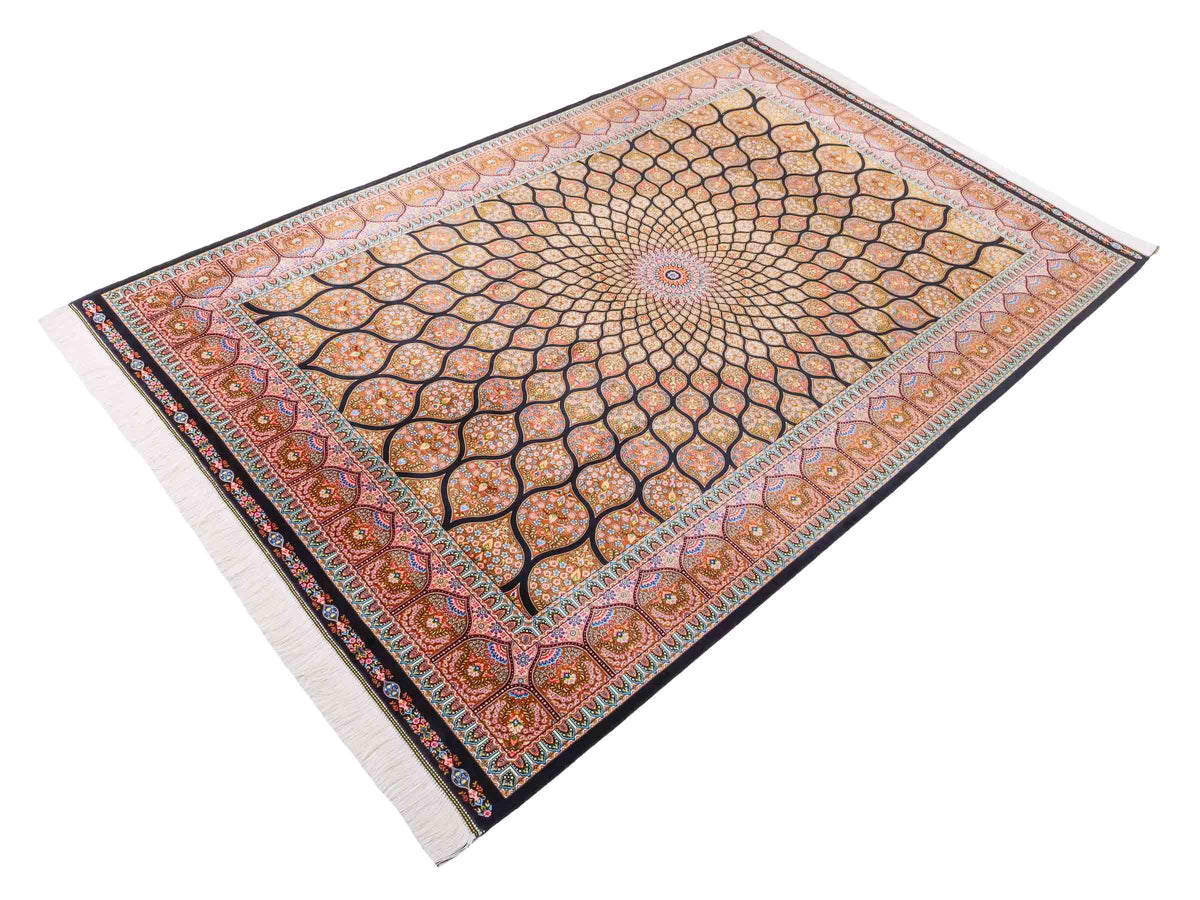 Ghom Maschinenteppich "Goshasp" 225 x 150 cm, mit Medaillon, aus pflanzlicher Seide (Viskose), Schwarz-Braun. Teppichnummer: V40BB338H. Persian Luxury Collection by Khademi. Made in Iran / Persia – Vertrieb durch JUPITER Intl.