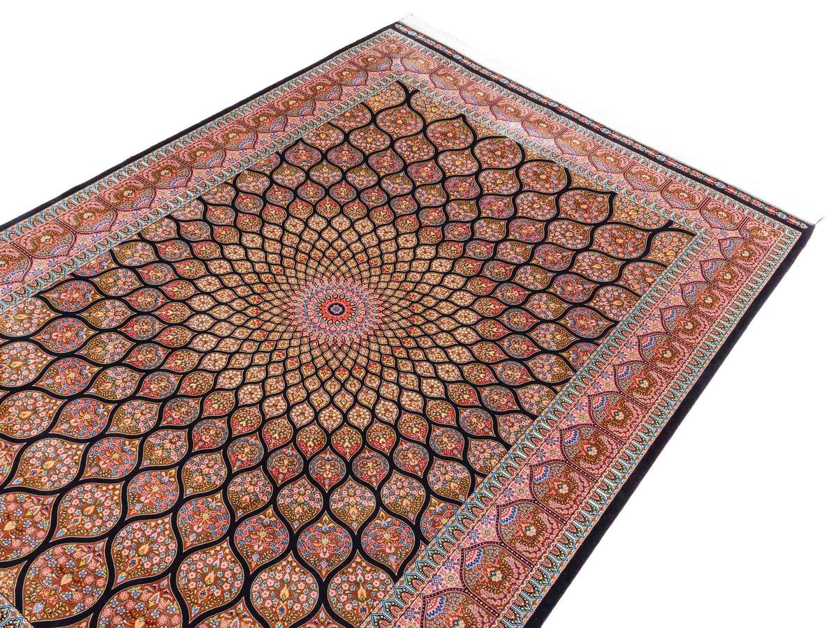 Ghom Maschinenteppich "Goshasp" 225 x 150 cm, mit Medaillon, aus pflanzlicher Seide (Viskose), Schwarz-Braun. Teppichnummer: V40BB338H. Persian Luxury Collection by Khademi. Made in Iran / Persia – Vertrieb durch JUPITER Intl.