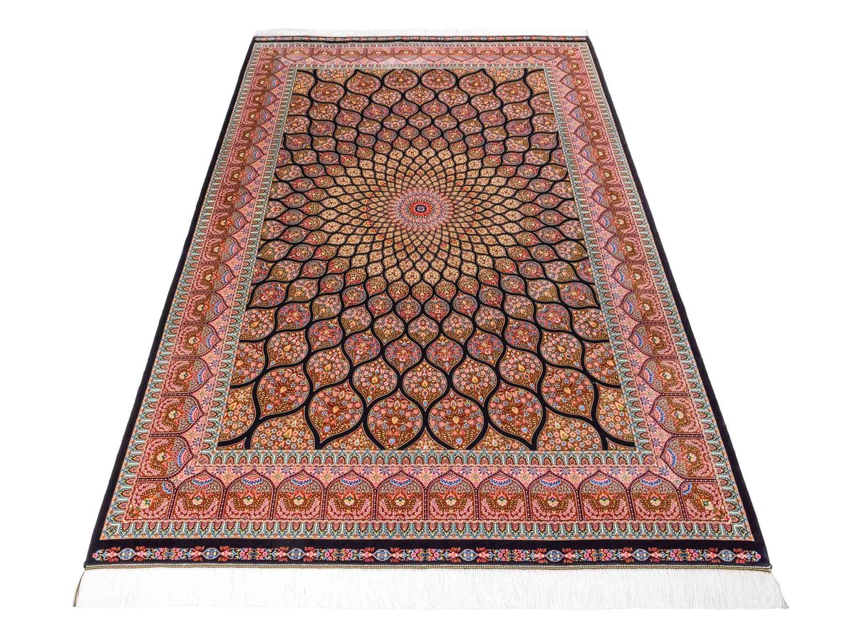 Ghom Maschinenteppich "Goshasp" 225 x 150 cm, mit Medaillon, aus pflanzlicher Seide (Viskose), Schwarz-Braun. Teppichnummer: V40BB338H. Persian Luxury Collection by Khademi. Made in Iran / Persia – Vertrieb durch JUPITER Intl.