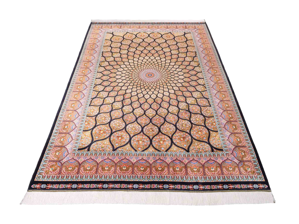 Ghom Maschinenteppich "Goshasp" 225 x 150 cm, mit Medaillon, aus pflanzlicher Seide (Viskose), Schwarz-Braun. Teppichnummer: V40BB338H. Persian Luxury Collection by Khademi. Made in Iran / Persia – Vertrieb durch JUPITER Intl.