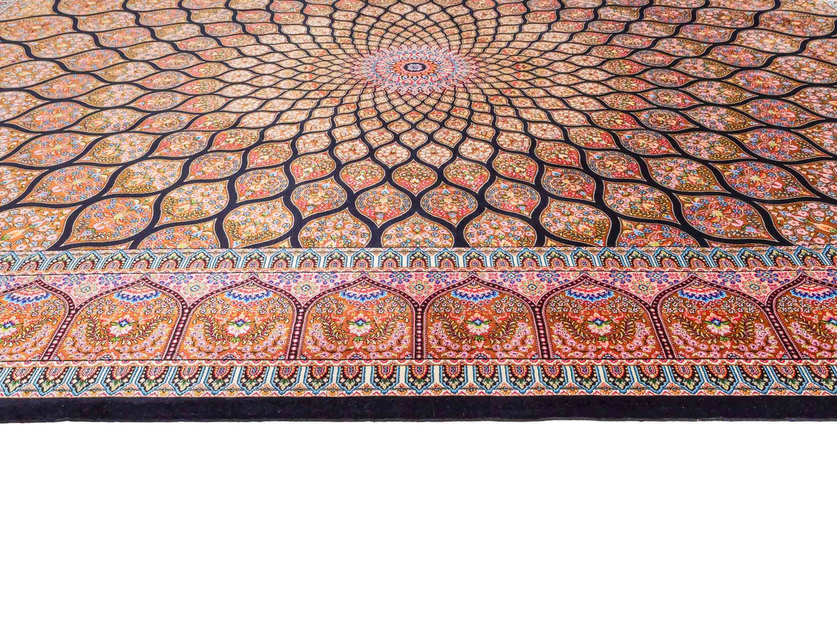Ghom Maschinenteppich "Goshasp" 225 x 150 cm, mit Medaillon, aus pflanzlicher Seide (Viskose), Schwarz-Braun. Teppichnummer: V40BB338H. Persian Luxury Collection by Khademi. Made in Iran / Persia – Vertrieb durch JUPITER Intl.