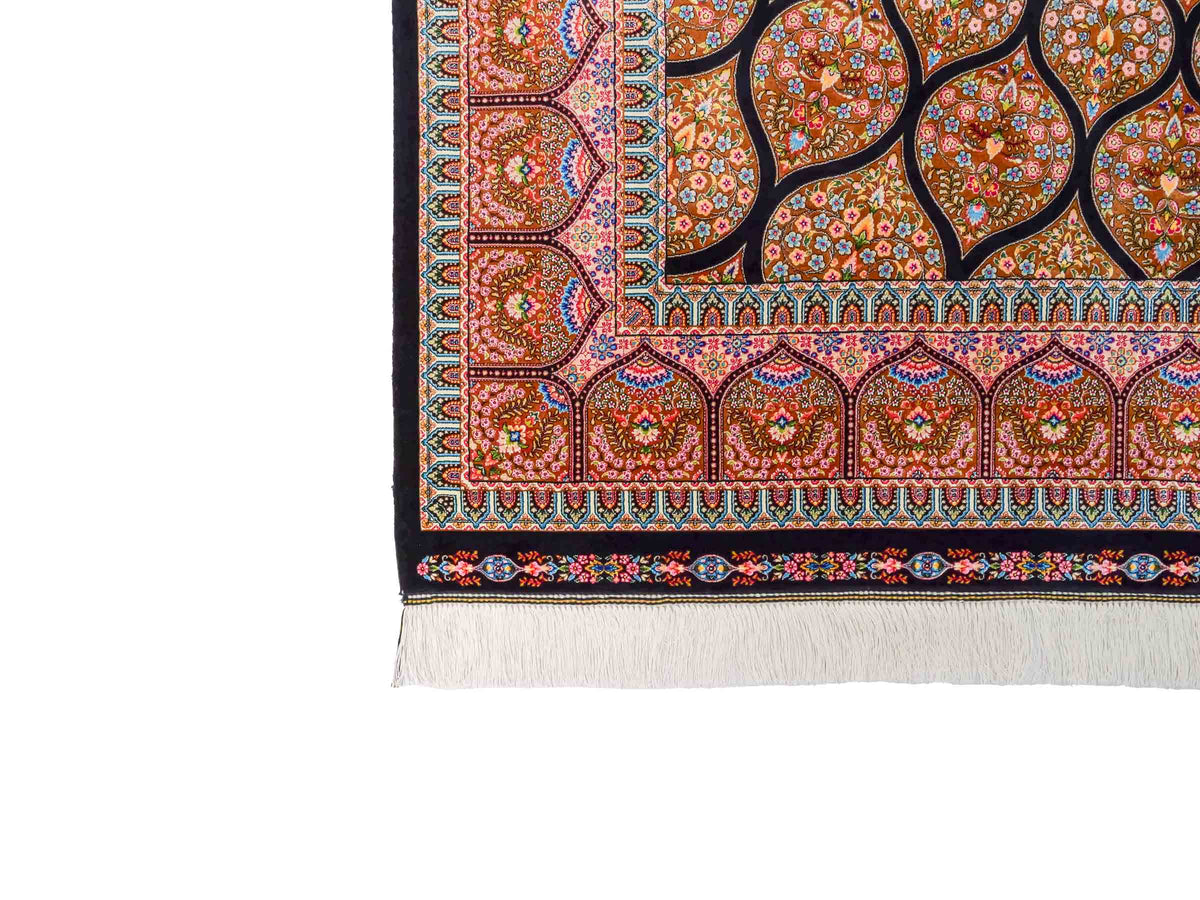 Ghom Maschinenteppich "Goshasp" 225 x 150 cm, mit Medaillon, aus pflanzlicher Seide (Viskose), Schwarz-Braun. Teppichnummer: V40BB338H. Persian Luxury Collection by Khademi. Made in Iran / Persia – Vertrieb durch JUPITER Intl.
