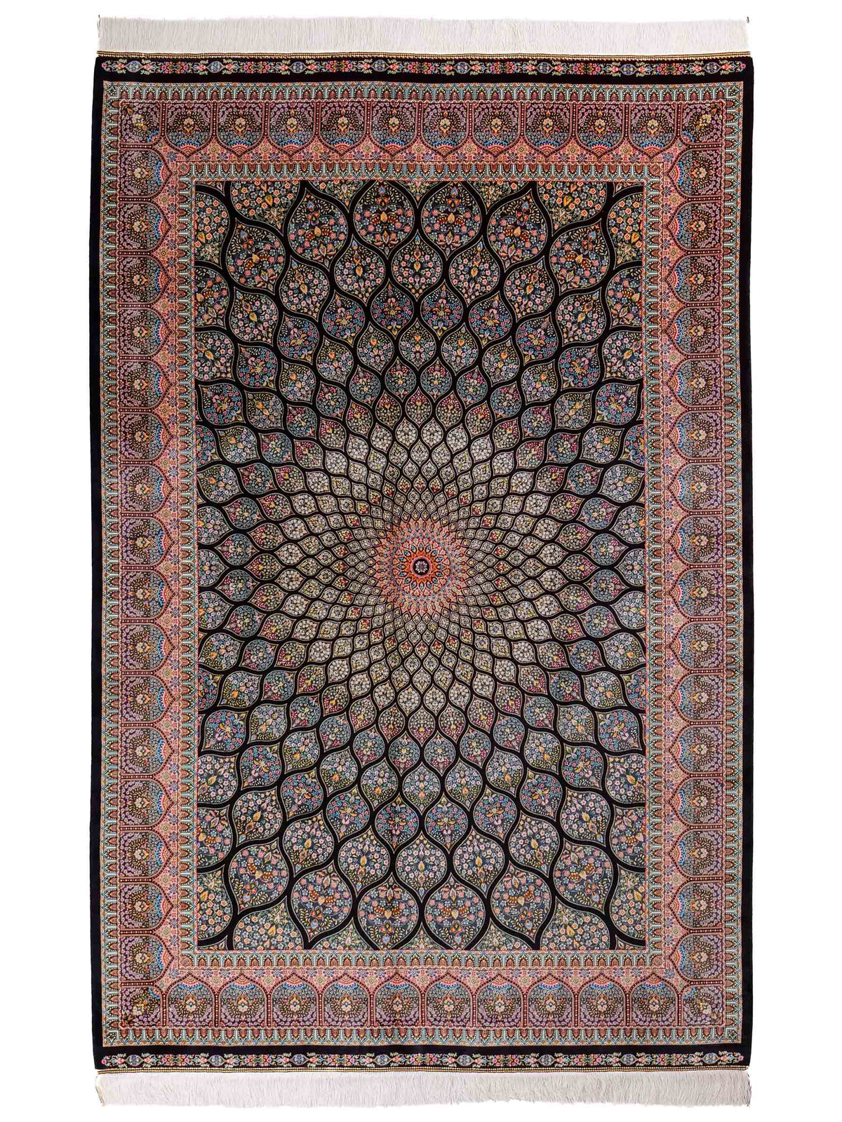 Ghom Maschinenteppich "Goshasp" 225 x 150 cm, mit Medaillon, aus pflanzlicher Seide (Viskose), Schwarz-Grün-Mehrfarbig. Teppichnummer: V40BK338H. Persian Luxury Collection by Khademi. Made in Iran / Persia – Vertrieb durch JUPITER Intl.