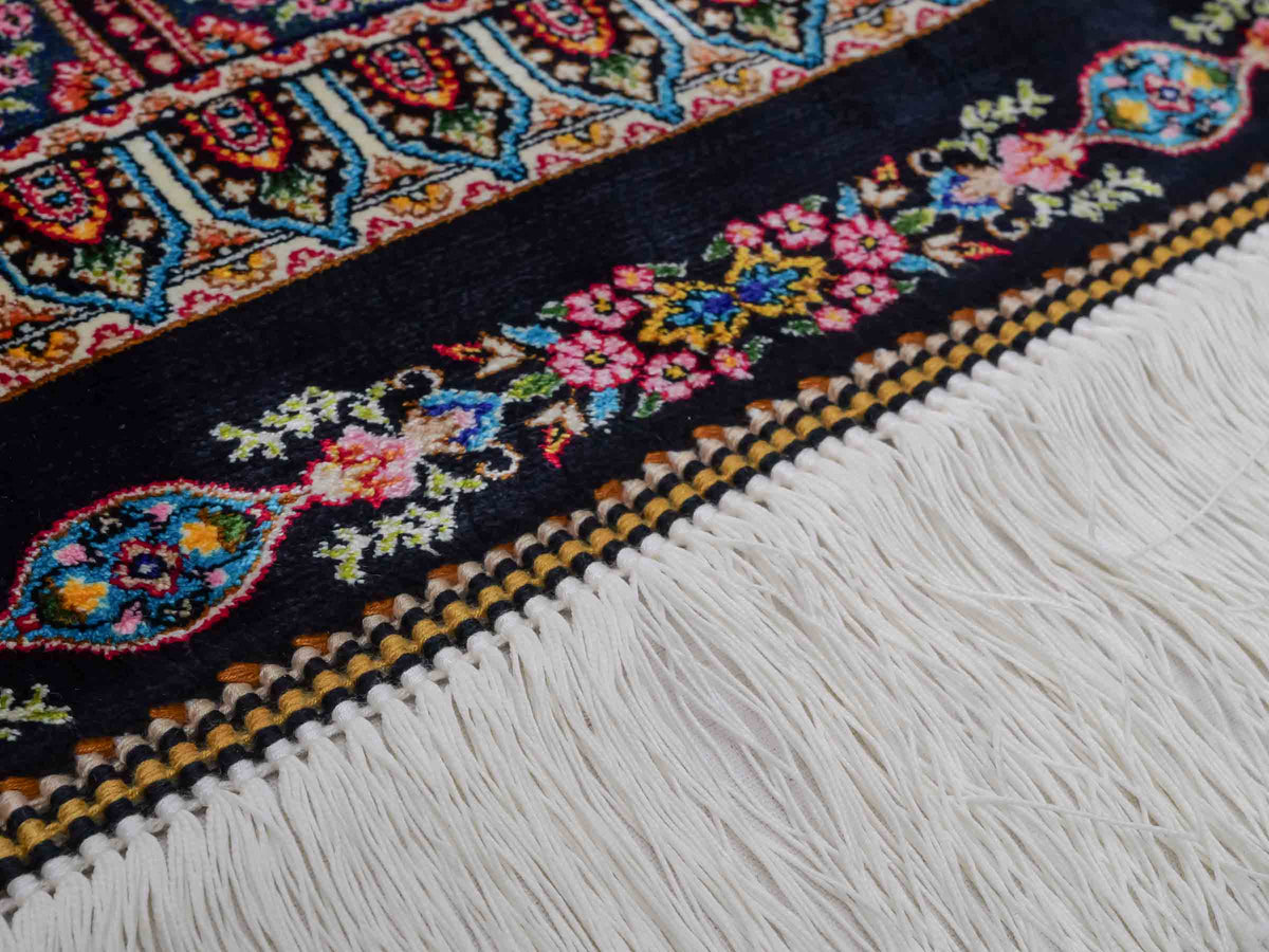 Ghom Maschinenteppich "Goshasp" 225 x 150 cm, mit Medaillon, aus pflanzlicher Seide (Viskose), Schwarz-Grün-Mehrfarbig. Teppichnummer: V40BK338H. Persian Luxury Collection by Khademi. Made in Iran / Persia – Vertrieb durch JUPITER Intl.