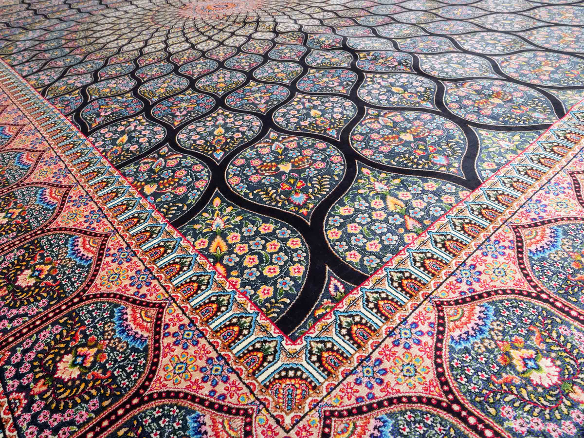 Ghom Maschinenteppich "Goshasp" 225 x 150 cm, mit Medaillon, aus pflanzlicher Seide (Viskose), Schwarz-Grün-Mehrfarbig. Teppichnummer: V40BK338H. Persian Luxury Collection by Khademi. Made in Iran / Persia – Vertrieb durch JUPITER Intl.