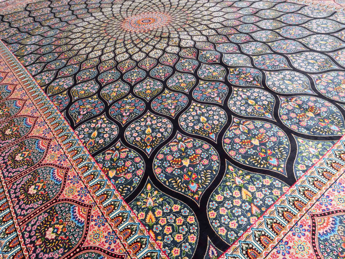 Ghom Maschinenteppich "Goshasp" 225 x 150 cm, mit Medaillon, aus pflanzlicher Seide (Viskose), Schwarz-Grün-Mehrfarbig. Teppichnummer: V40BK338H. Persian Luxury Collection by Khademi. Made in Iran / Persia – Vertrieb durch JUPITER Intl.