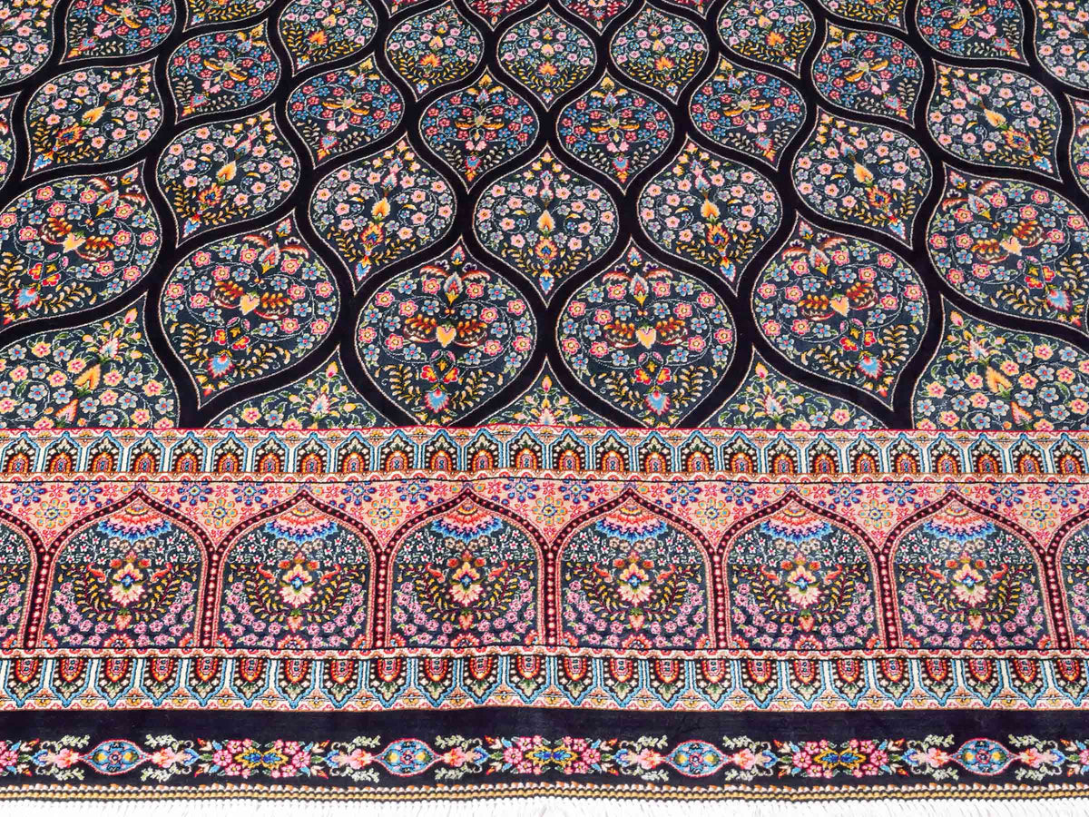 Ghom Maschinenteppich "Goshasp" 225 x 150 cm, mit Medaillon, aus pflanzlicher Seide (Viskose), Schwarz-Grün-Mehrfarbig. Teppichnummer: V40BK338H. Persian Luxury Collection by Khademi. Made in Iran / Persia – Vertrieb durch JUPITER Intl.