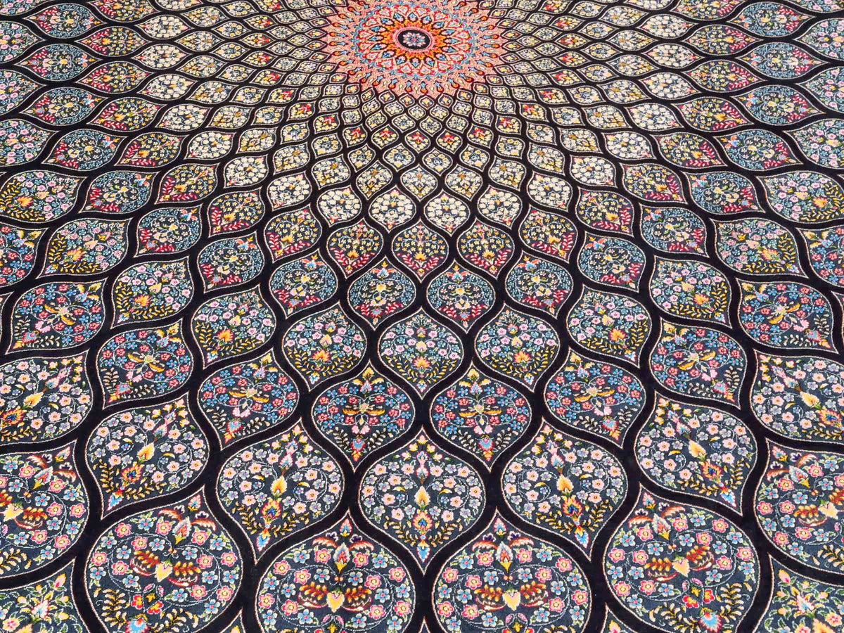 Ghom Maschinenteppich "Goshasp" 225 x 150 cm, mit Medaillon, aus pflanzlicher Seide (Viskose), Schwarz-Grün-Mehrfarbig. Teppichnummer: V40BK338H. Persian Luxury Collection by Khademi. Made in Iran / Persia – Vertrieb durch JUPITER Intl.