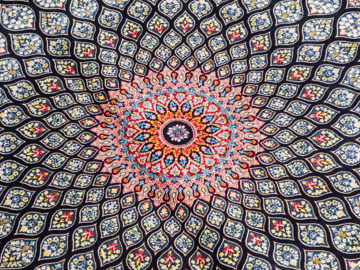 Ghom Maschinenteppich "Goshasp" 225 x 150 cm, mit Medaillon, aus pflanzlicher Seide (Viskose), Schwarz-Grün-Mehrfarbig. Teppichnummer: V40BK338H. Persian Luxury Collection by Khademi. Made in Iran / Persia – Vertrieb durch JUPITER Intl.