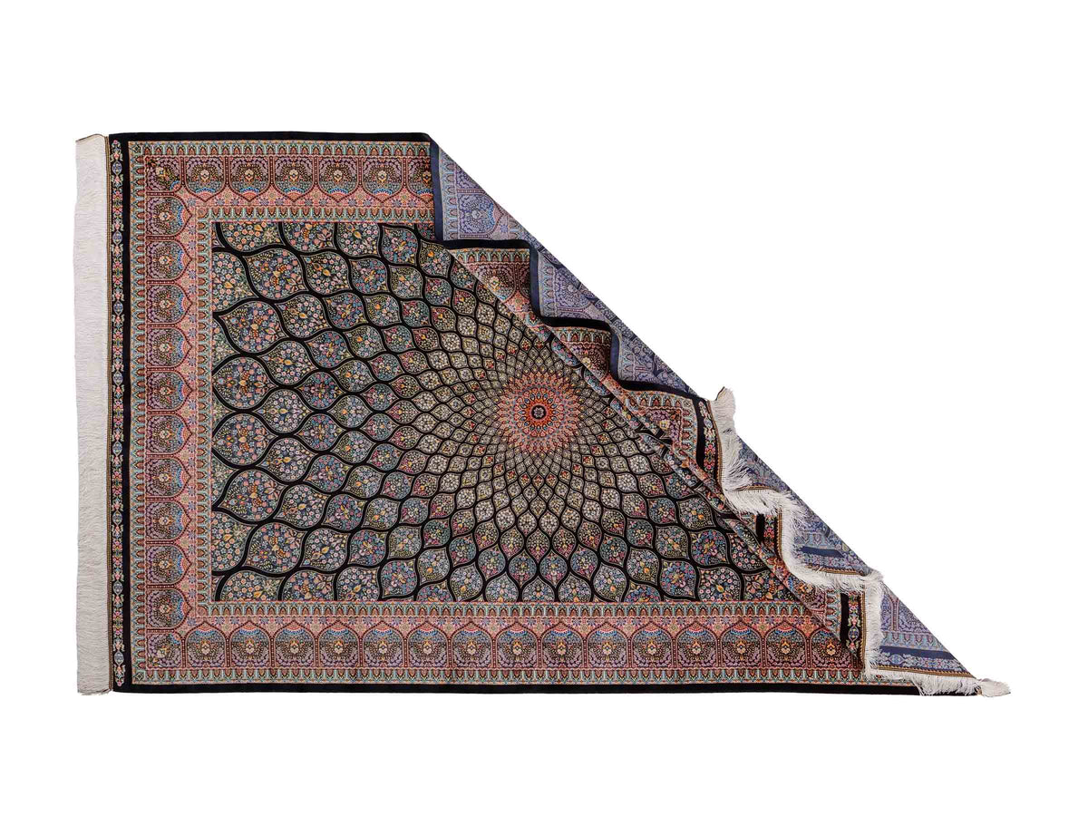 Ghom Maschinenteppich "Goshasp" 225 x 150 cm, mit Medaillon, aus pflanzlicher Seide (Viskose), Schwarz-Grün-Mehrfarbig. Teppichnummer: V40BK338H. Persian Luxury Collection by Khademi. Made in Iran / Persia – Vertrieb durch JUPITER Intl.