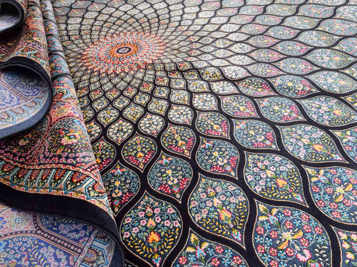 Ghom Maschinenteppich "Goshasp" 225 x 150 cm, mit Medaillon, aus pflanzlicher Seide (Viskose), Schwarz-Grün-Mehrfarbig. Teppichnummer: V40BK338H. Persian Luxury Collection by Khademi. Made in Iran / Persia – Vertrieb durch JUPITER Intl.