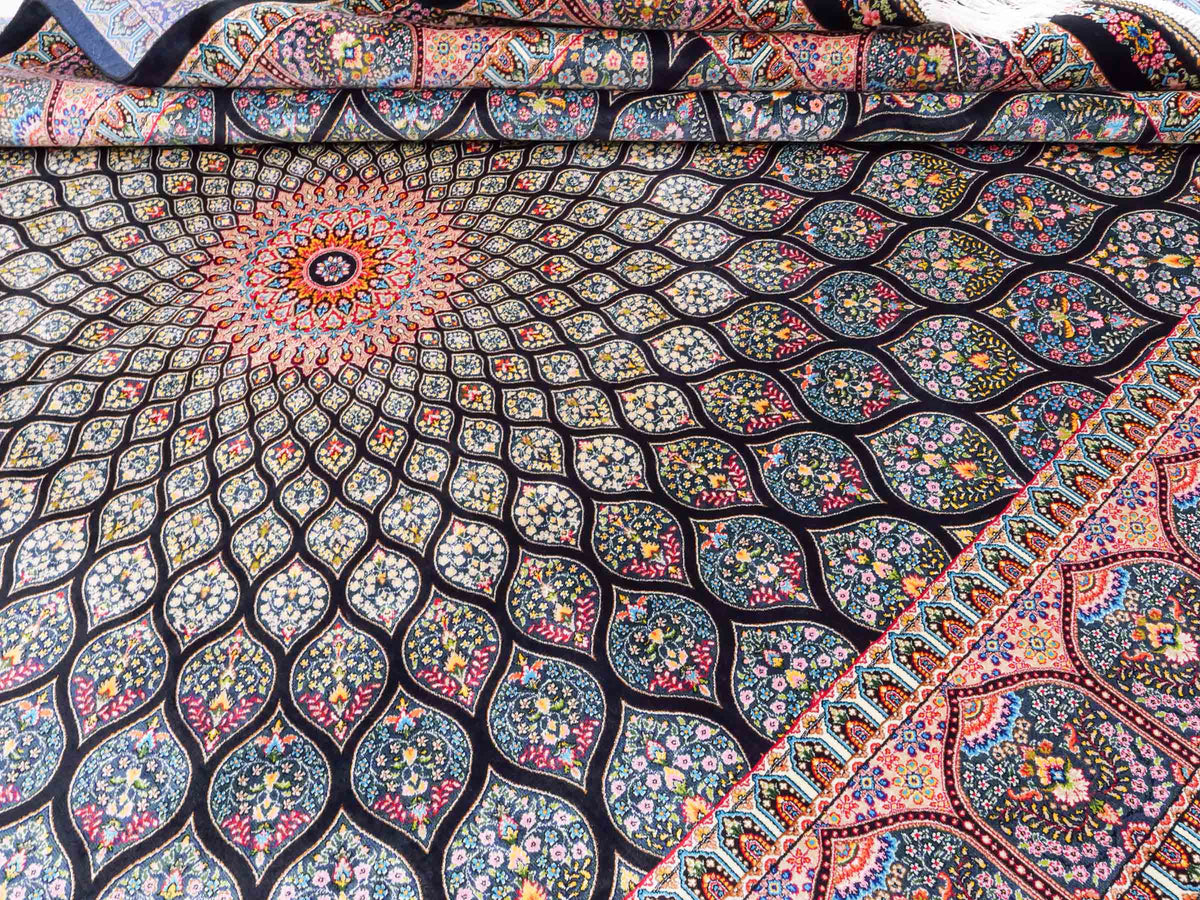 Ghom Maschinenteppich "Goshasp" 225 x 150 cm, mit Medaillon, aus pflanzlicher Seide (Viskose), Schwarz-Grün-Mehrfarbig. Teppichnummer: V40BK338H. Persian Luxury Collection by Khademi. Made in Iran / Persia – Vertrieb durch JUPITER Intl.