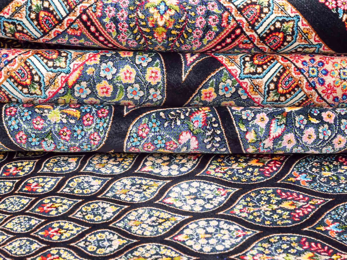 Ghom Maschinenteppich "Goshasp" 225 x 150 cm, mit Medaillon, aus pflanzlicher Seide (Viskose), Schwarz-Grün-Mehrfarbig. Teppichnummer: V40BK338H. Persian Luxury Collection by Khademi. Made in Iran / Persia – Vertrieb durch JUPITER Intl.