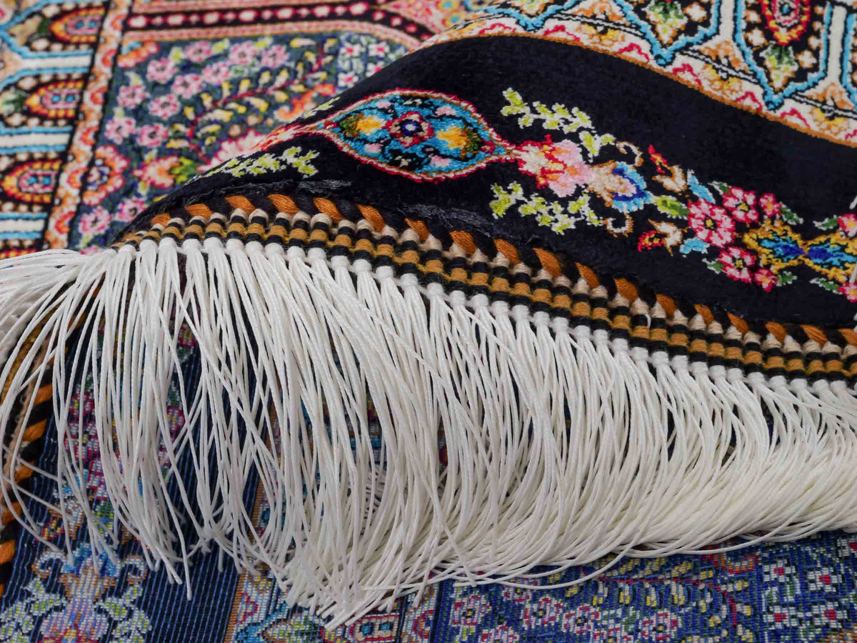 Ghom Maschinenteppich "Goshasp" 225 x 150 cm, mit Medaillon, aus pflanzlicher Seide (Viskose), Schwarz-Grün-Mehrfarbig. Teppichnummer: V40BK338H. Persian Luxury Collection by Khademi. Made in Iran / Persia – Vertrieb durch JUPITER Intl.
