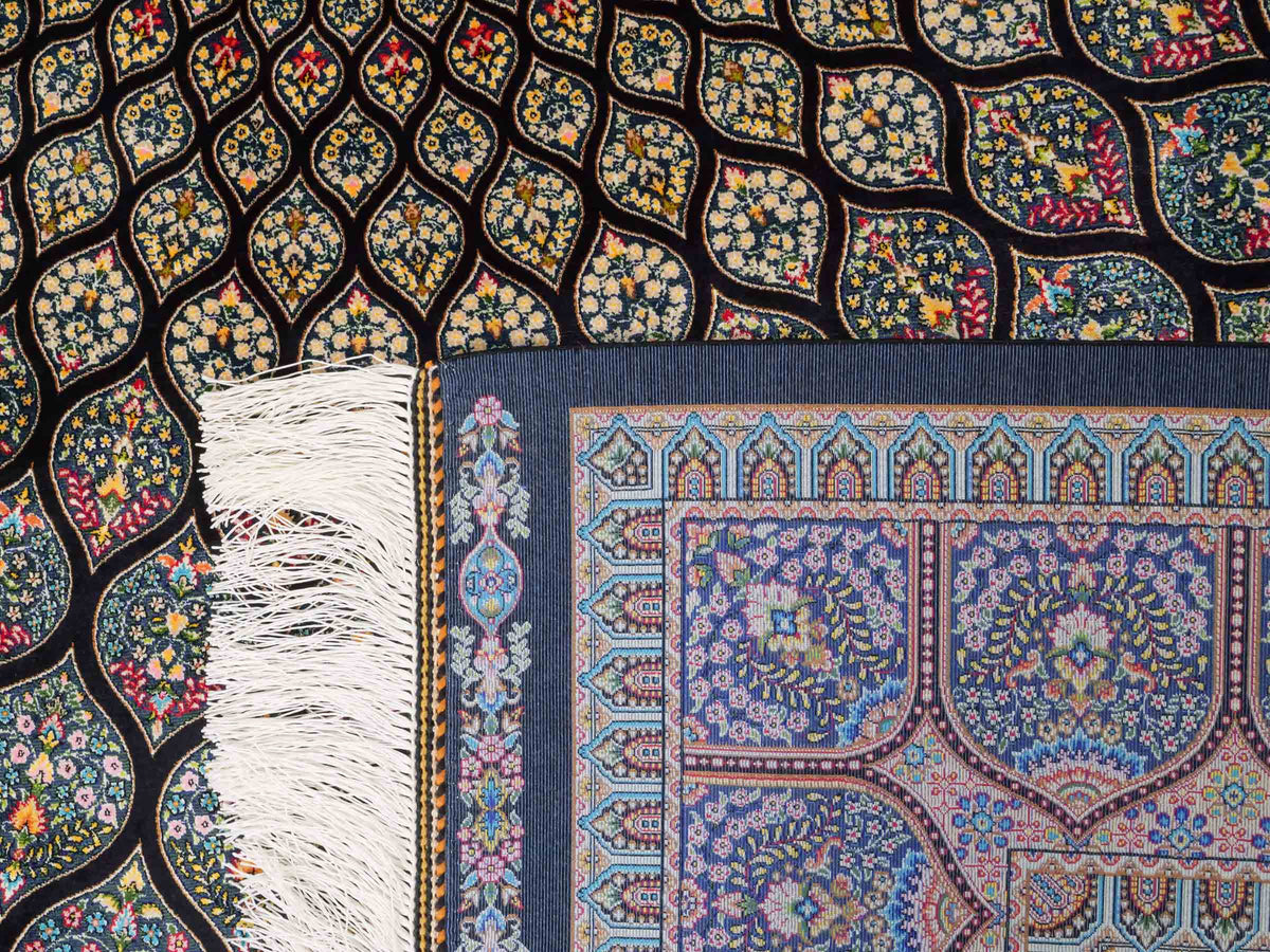 Ghom Maschinenteppich "Goshasp" 225 x 150 cm, mit Medaillon, aus pflanzlicher Seide (Viskose), Schwarz-Grün-Mehrfarbig. Teppichnummer: V40BK338H. Persian Luxury Collection by Khademi. Made in Iran / Persia – Vertrieb durch JUPITER Intl.